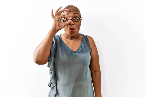 Mulher Hispânica Madura Usando Óculos Sobre Fundo Isolado Fazendo Gesto — Fotografia de Stock