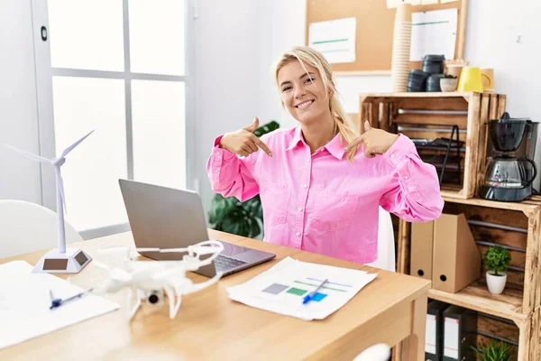 Молода Біла Жінка Працює Офісі Дивлячись Впевнено Посмішкою Обличчі Вказуючи — стокове фото