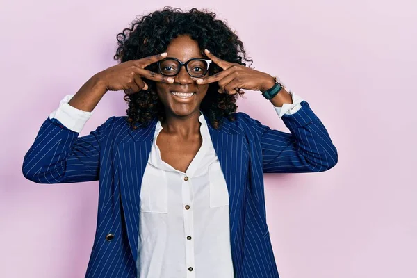 Kıyafetleri Gözlük Takan Genç Afrikalı Amerikalı Kadın Barış Sembolü Yapıyor — Stok fotoğraf