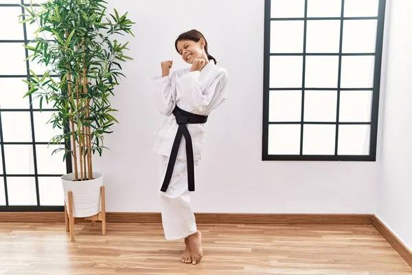 Ung Latinamerikansk Flicka Bär Karate Kimono Och Svart Bälte Mycket — Stockfoto