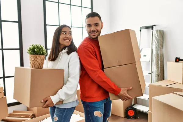Young Latin Couple Smiling Happy Holding Cardboard Box New Home — Stock Photo, Image