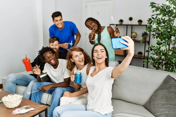 Grupo Jóvenes Amigos Que Usan Divertidos Accesorios Vestuario Haciendo Selfie —  Fotos de Stock