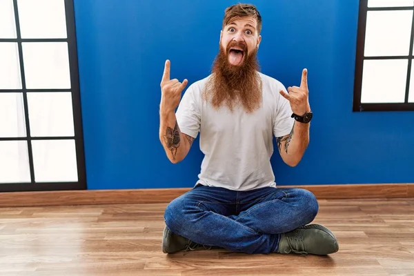 Redhead Man Long Beard Sitting Floor Empty Room Shouting Crazy — Stockfoto