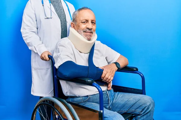 Bonito Homem Sênior Com Barba Sentado Cadeira Rodas Com Gola — Fotografia de Stock