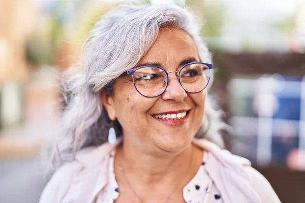 Mujer Mediana Edad Sonriendo Confiada Pie Calle — Foto de Stock