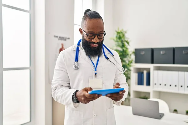 Jovem Afro Americano Vestindo Uniforme Médico Usando Touchpad Clínica — Fotografia de Stock