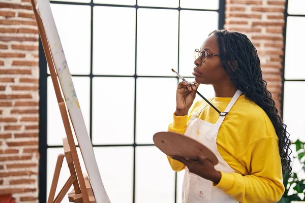 Sanat Stüdyosunda Çizim Yapan Afrikalı Amerikalı Kadın Sanatçı — Stok fotoğraf