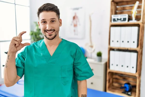 Young Physiotherapist Man Working Pain Recovery Clinic Smiling Confident Gesturing — Stockfoto