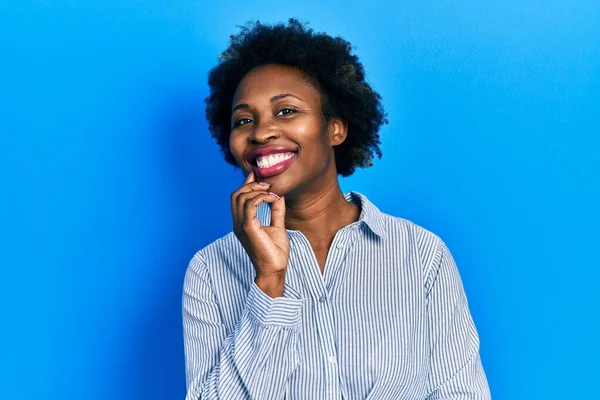 Ung Afrikansk Amerikansk Kvinna Bär Casual Kläder Ser Säker Kameran — Stockfoto