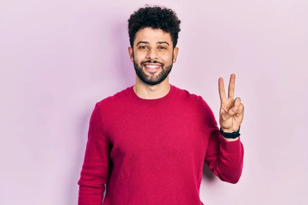 Homem Árabe Jovem Com Barba Vestindo Camisola Rosa Casual Sorrindo — Fotografia de Stock