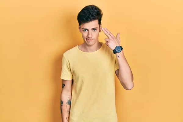 Spanyol Asıllı Genç Bir Adam Günlük Sarı Tişört Giyip Kendini — Stok fotoğraf
