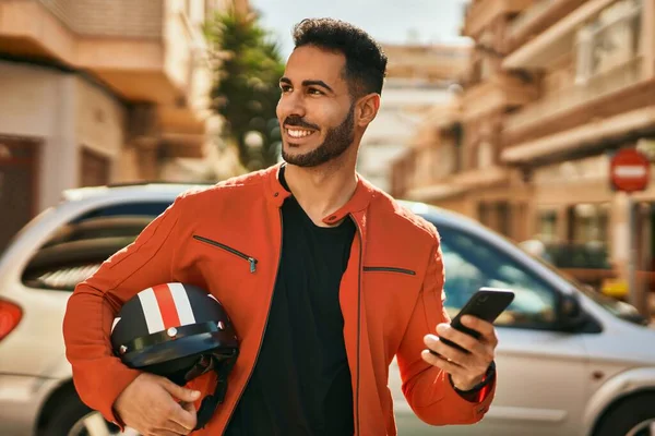 Ung Latinamerikansk Man Med Smartphone Håller Moto Hjälm Stan — Stockfoto