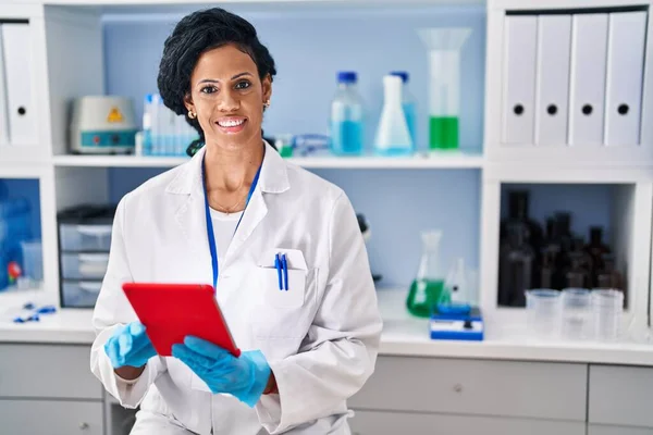 African American Woman Wearing Scientist Uniform Using Touchpad Laboratory — Stock fotografie