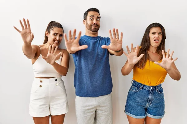 Grupp Unga Latinamerikaner Står Över Isolerade Bakgrund Rädd Och Skräckslagen — Stockfoto