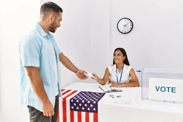 Νεαρός Αμερικανός Ψηφοφόρος Δίνει Ψήφο Κομματικό Εργάτη Στο Εκλογικό Κέντρο — Φωτογραφία Αρχείου