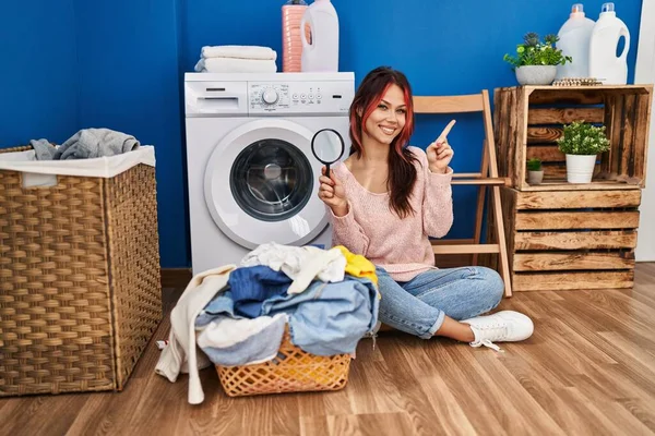 Mujer Joven Caucásica Usando Lupa Buscando Manchas Ropa Sucia Sonriendo —  Fotos de Stock