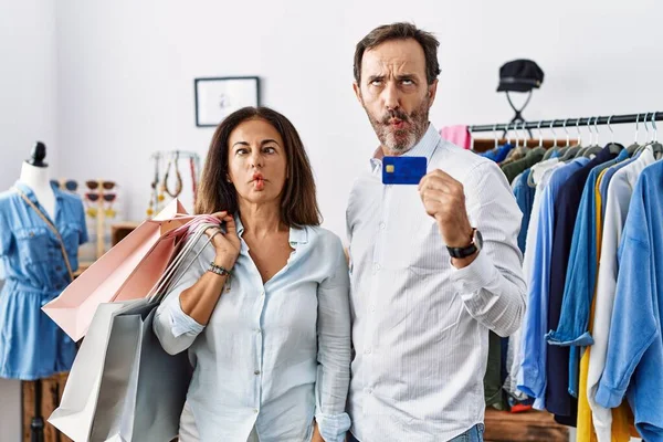 Hispanisches Paar Mittleren Alters Mit Einkaufstaschen Und Kreditkarte Das Fischgesicht — Stockfoto