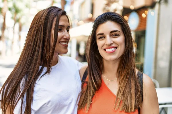 Duas Meninas Latinas Sorrindo Felizes Abraçando Cidade — Fotografia de Stock