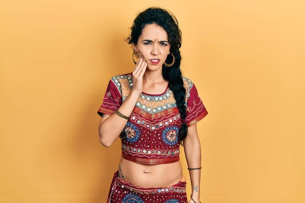 Fiatal Visel Bindi Bollywood Ruházat Érintő Száj Kézzel Fájdalmas Kifejezés — Stock Fotó