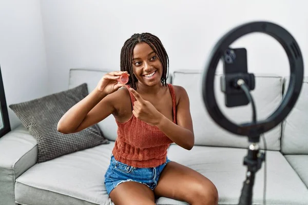 Jovem Afro Americana Segurando Menstrual Copo Gravação Vídeo Tutorial Casa — Fotografia de Stock