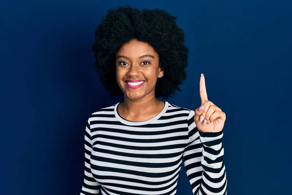 Jonge Afrikaanse Amerikaanse Vrouw Dragen Casual Kleding Tonen Wijzen Met — Stockfoto