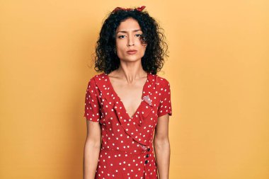 Yazlık elbise giyen genç Latin kız üzgün ve endişeli, kızgın ve korkmuş. hüzünlü ifade. 