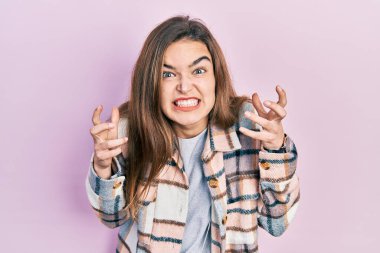 Kafkasyalı genç bir kız, günlük giysiler içinde öfkeyle bağırıyor, elleri boğmaya çalışıyor, deli gibi bağırıyor. 