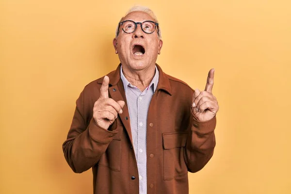 Älterer Mann Mit Grauen Haaren Lässiger Jacke Und Brille Staunend — Stockfoto