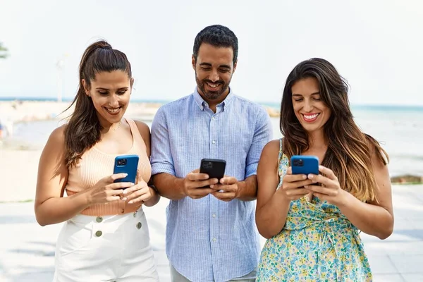 Tre Giovani Amici Ispanici Sorridenti Felici Piedi Utilizzando Smartphone Spiaggia — Foto Stock