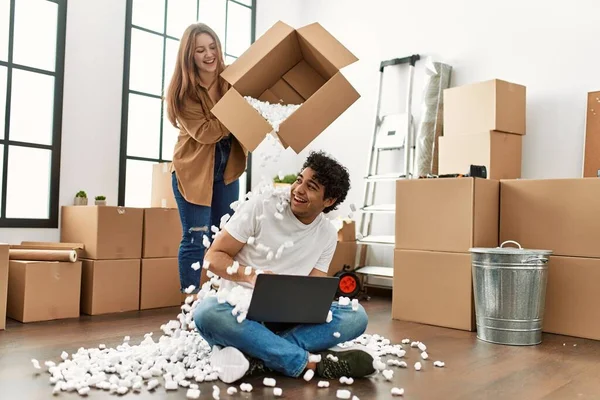 Mann Benutzt Laptop Während Frau Schaumstoffpaket Neue Wohnung Wirft — Stockfoto