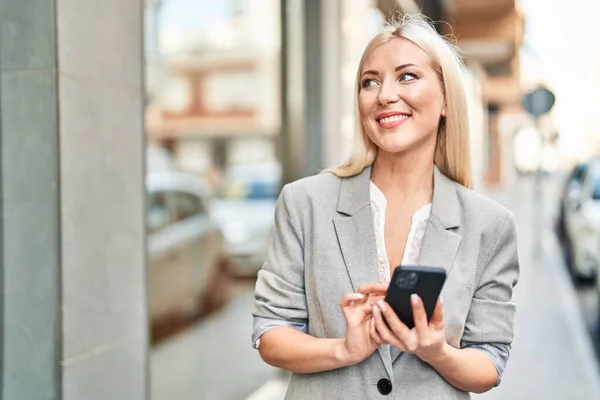 Junge Blonde Frau Lächelt Selbstbewusst Mit Smartphone Auf Der Straße — Stockfoto