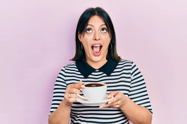 Jovem Hispânica Bebendo Uma Xícara Café Irritado Louco Gritando Frustrado — Fotografia de Stock