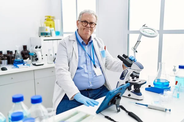 Grauhaariger Mann Mittleren Alters Wissenschaftleruniform Mit Mikroskop Und Touchpad Labor — Stockfoto