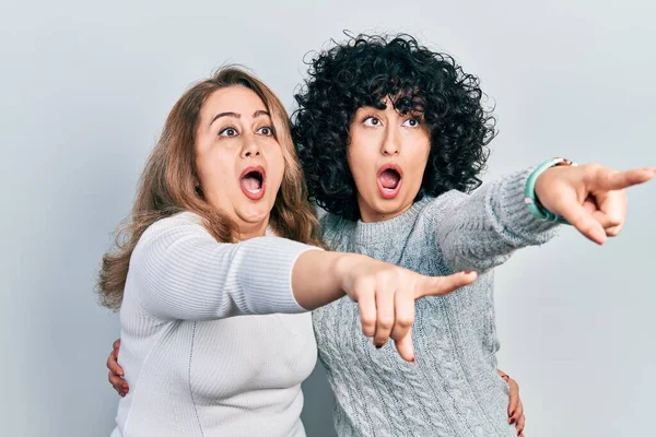 Middle East Mother Daughter Wearing Casual Clothes Pointing Finger Surprised — Stockfoto