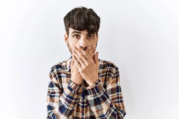 Ισπανόφωνος Άντρας Μούσι Πάνω Από Απομονωμένο Φόντο Σοκαρισμένος Καλύπτοντας Στόμα — Φωτογραφία Αρχείου