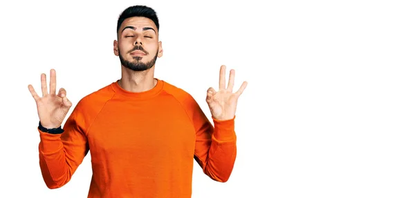 Joven Hombre Hispano Con Barba Vistiendo Suéter Naranja Casual Relajarse —  Fotos de Stock