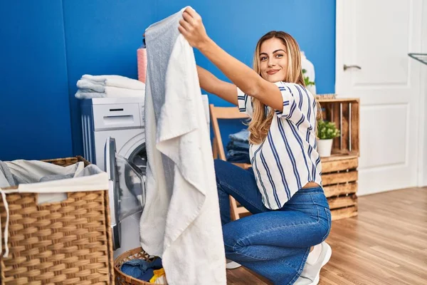 Jovem Loira Sorrindo Confiante Segurando Toalha Lavanderia — Fotografia de Stock