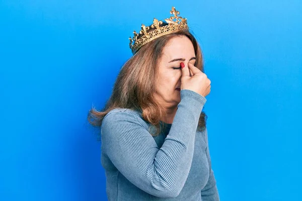中年白种女人头戴王冠 疲倦地揉揉鼻子和眼睛 感到疲倦和头痛 压力和挫败感概念 — 图库照片