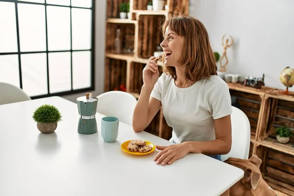 Young Caucasian Woman Having Breakfast Sitting Table Home — Stock Photo, Image