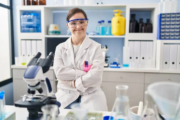 Chica Hispana Con Síndrome Que Trabaja Laboratorio Científico Cara Feliz —  Fotos de Stock