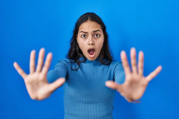 Jeune Femme Brésilienne Debout Sur Fond Bleu Isolé Faisant Geste — Photo