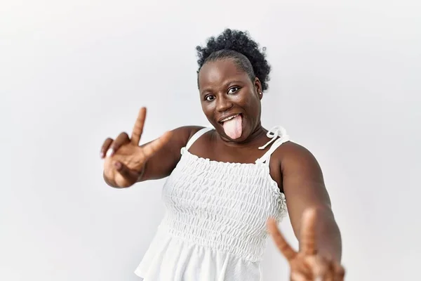 Jonge Afrikaanse Vrouw Die Een Witte Geïsoleerde Achtergrond Staat Glimlachen — Stockfoto