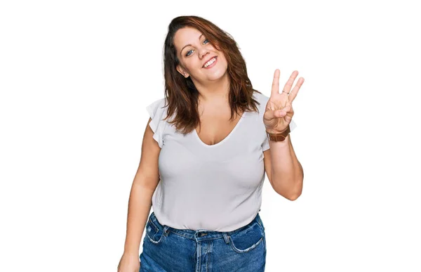 年轻又大的女人穿着随意的白色T恤 手指头指向三号 面带微笑 自信而快乐 — 图库照片