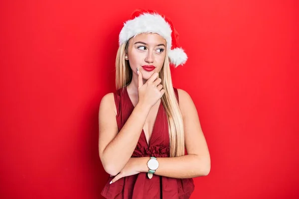 Молода Блондинка Різдвяній Шапці Рукою Підборідді Думає Про Питання Стомлюючий — стокове фото
