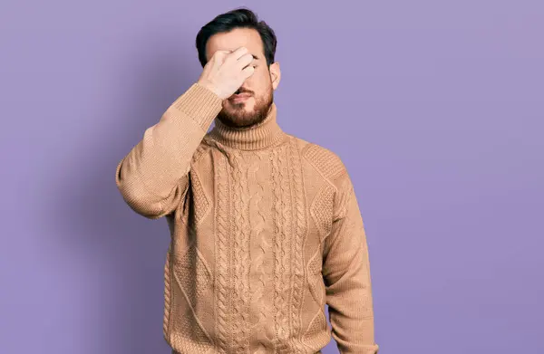 Jovem Hispânico Vestindo Roupas Casuais Cansado Esfregando Nariz Olhos Sentindo — Fotografia de Stock