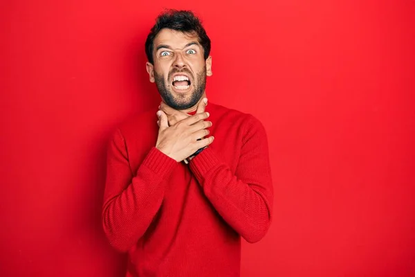 Snygg Man Med Skägg Avslappnad Röd Tröja Som Skriker Kvävs — Stockfoto