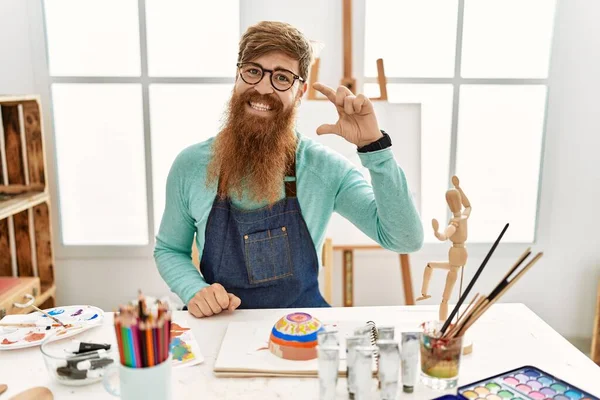 Redhead Man Long Beard Painting Clay Bowl Art Studio Smiling — 图库照片