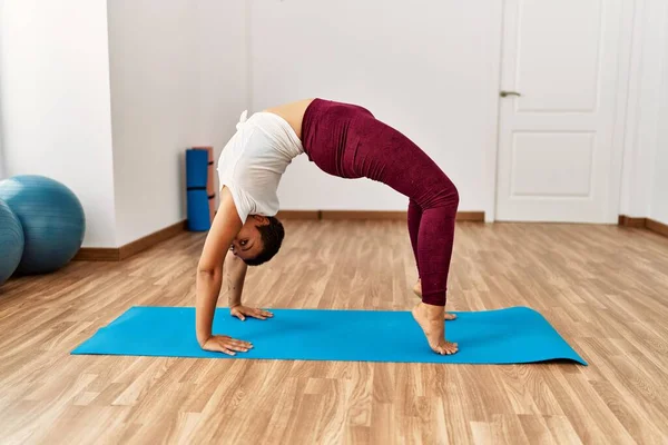 Genç Spanyol Kadın Spor Merkezinde Yoga Eğitimi Alıyor — Stok fotoğraf
