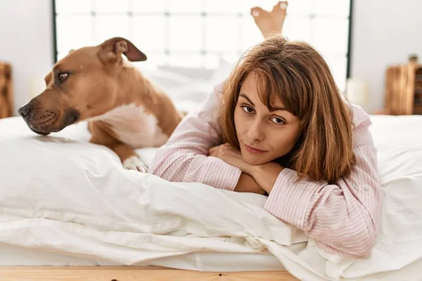 Junge Kaukasierin Liegt Mit Hund Schlafzimmer Bett — Stockfoto
