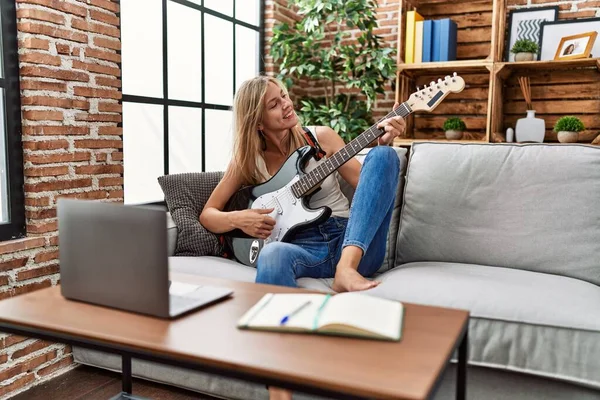 Młoda Blondynka Uśmiechnięta Pewnie Gra Gitarze Elektrycznej Domu — Zdjęcie stockowe